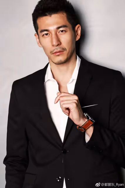 端盤子半年維生！41歲台灣男星「悄悄改名」重當新人　赴陸4年發展「熬出影帝」現況曝