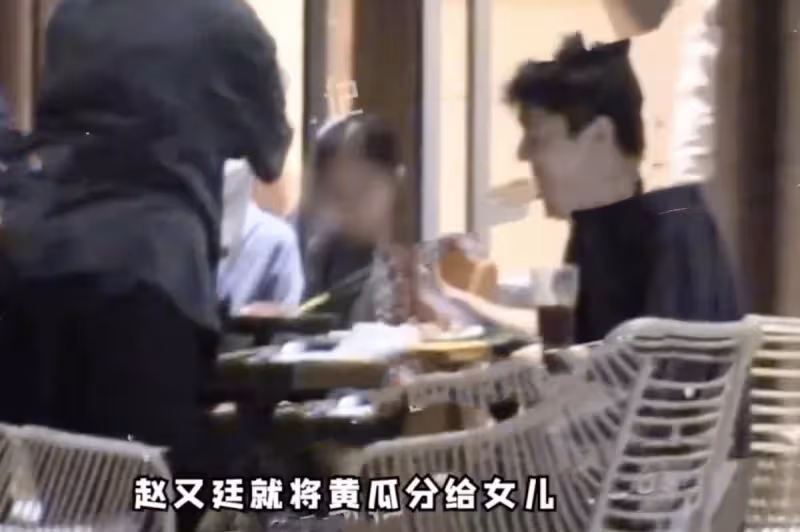 一家三口罕同框！高圓圓「帶3歲女兒聚餐」身高驚人　曝過程「趙又廷一刻不離身」全網羨慕：太甜了