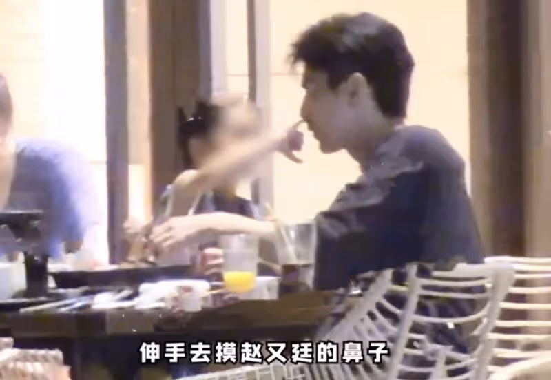 一家三口罕同框！高圓圓「帶3歲女兒聚餐」身高驚人　曝過程「趙又廷一刻不離身」全網羨慕：太甜了