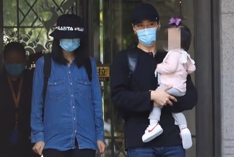 一家三口罕同框！高圓圓「帶3歲女兒聚餐」身高驚人　曝過程「趙又廷一刻不離身」全網羨慕：太甜了