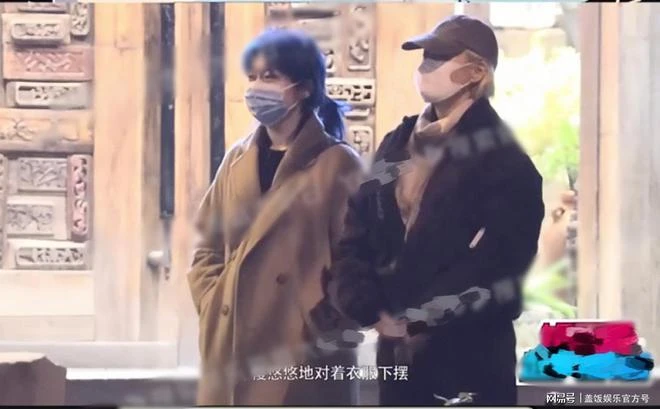 寧靜深夜與友人聚餐,身形臃腫肚子大疑吃撐,站街邊閒聊似路人