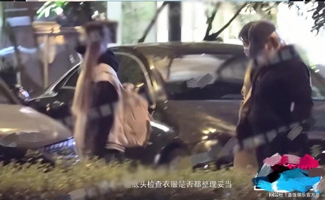 寧靜深夜與友人聚餐,身形臃腫肚子大疑吃撐,站街邊閒聊似路人