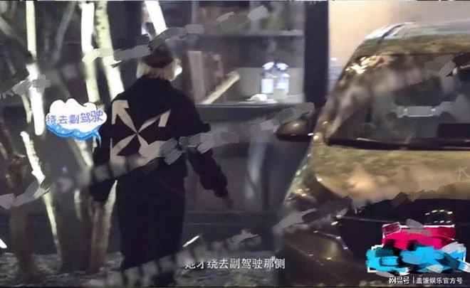 寧靜深夜與友人聚餐,身形臃腫肚子大疑吃撐,站街邊閒聊似路人