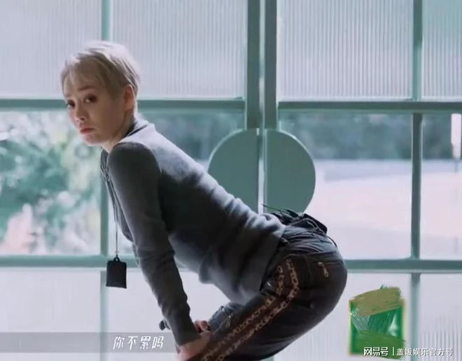 寧靜深夜與友人聚餐,身形臃腫肚子大疑吃撐,站街邊閒聊似路人
