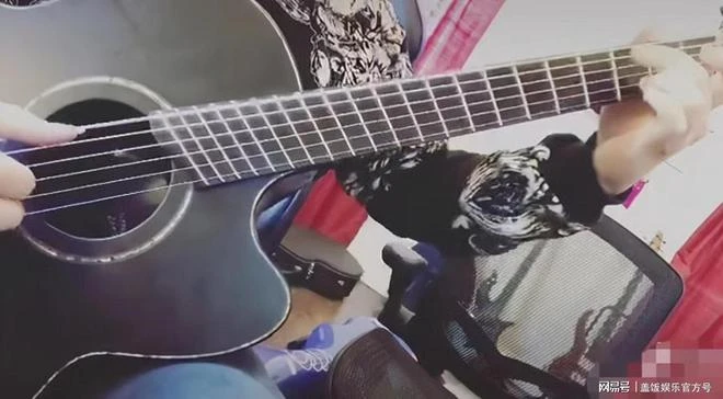寧靜深夜與友人聚餐,身形臃腫肚子大疑吃撐,站街邊閒聊似路人