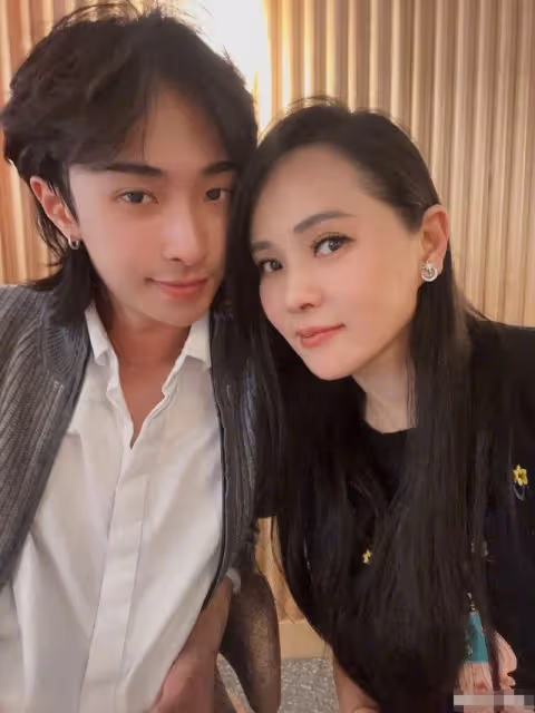 伊能靜含淚發文疑情變！與秦昊長期分隔兩地，男方曾微醺牽女生手