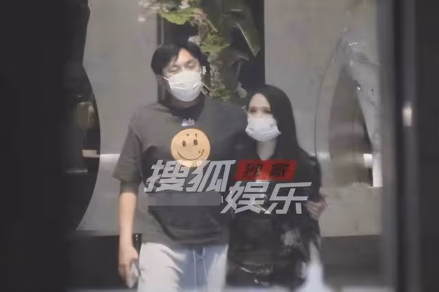 伊能靜含淚發文疑情變！與秦昊長期分隔兩地，男方曾微醺牽女生手