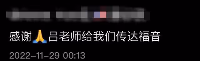 62歲呂麗萍定居美國曝近況，豪宅內宴請好友聚會，三婚老公罕露面