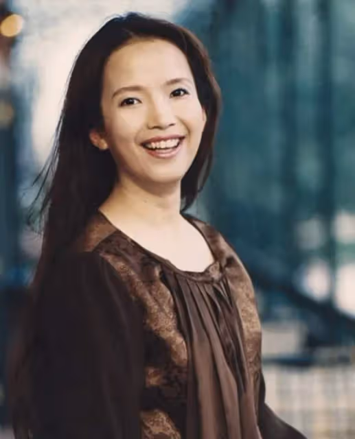 62歲呂麗萍定居美國曝近況，豪宅內宴請好友聚會，三婚老公罕露面