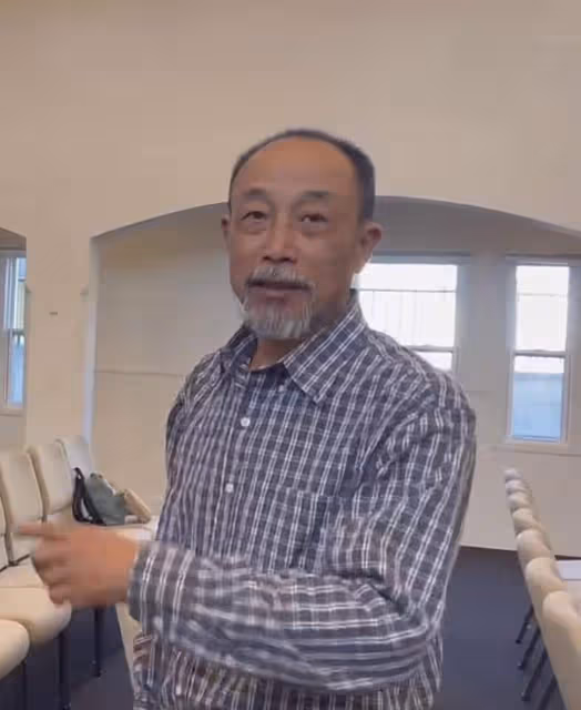 62歲呂麗萍定居美國曝近況，豪宅內宴請好友聚會，三婚老公罕露面