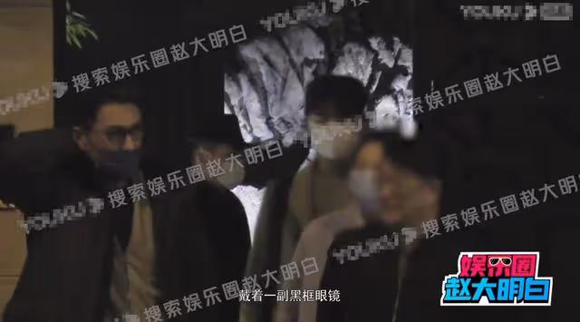 靳東秦嵐街頭不舍告別！兩人擁抱熱聊感情好，男方被逗得仰頭大笑