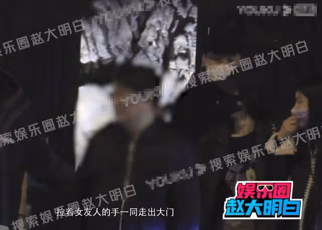 靳東秦嵐街頭不舍告別！兩人擁抱熱聊感情好，男方被逗得仰頭大笑