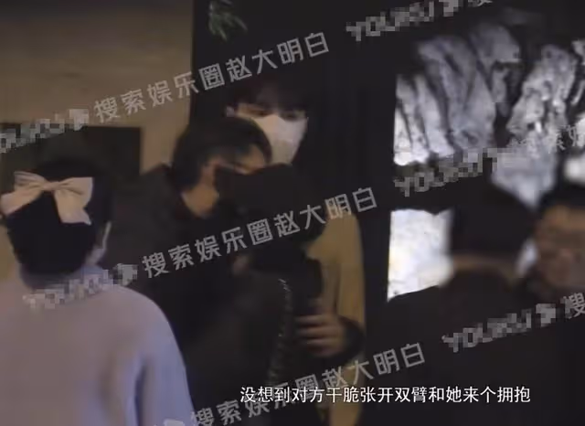 靳東秦嵐街頭不舍告別！兩人擁抱熱聊感情好，男方被逗得仰頭大笑