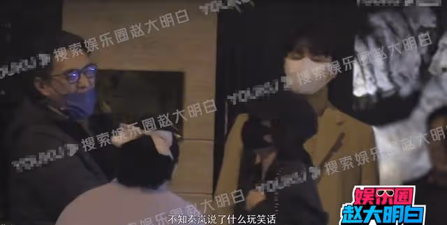 靳東秦嵐街頭不舍告別！兩人擁抱熱聊感情好，男方被逗得仰頭大笑