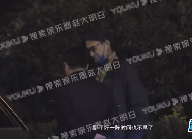 靳東秦嵐街頭不舍告別！兩人擁抱熱聊感情好，男方被逗得仰頭大笑