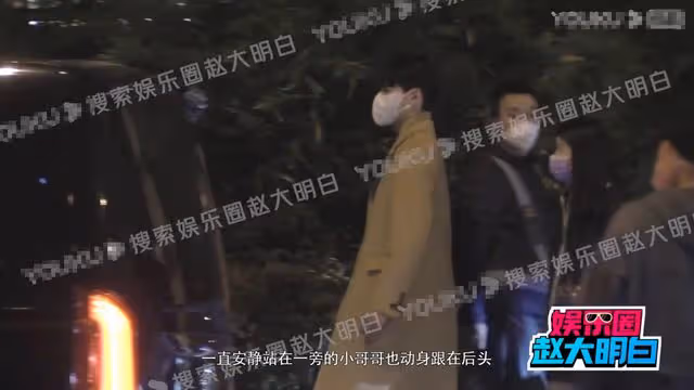 靳東秦嵐街頭不舍告別！兩人擁抱熱聊感情好，男方被逗得仰頭大笑