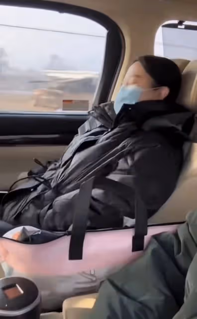 丫蛋現身醫院產檢！肚大如籮疑懷三胎，二婚老公喊話兒子激動難掩