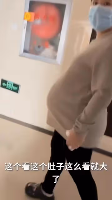 丫蛋現身醫院產檢！肚大如籮疑懷三胎，二婚老公喊話兒子激動難掩