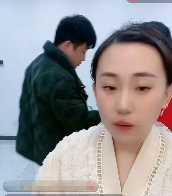 丫蛋現身醫院產檢！肚大如籮疑懷三胎，二婚老公喊話兒子激動難掩