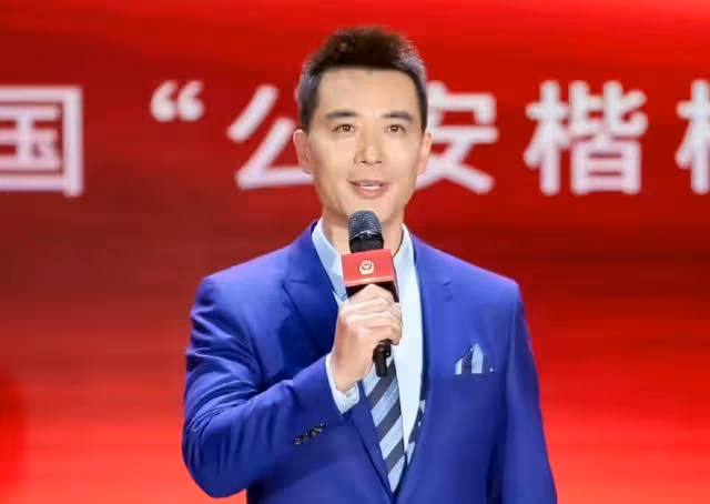 央視主持現大失誤！播新聞口誤觀眾懵圈，身旁女搭檔點頭場面尷尬