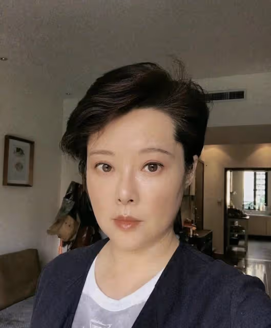 疑似袁立小號發文爆料，稱圈內半數人覺得吳亦凡無辜，真假引爭議