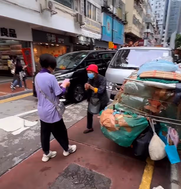 汪明荃幫助拾荒老人，80歲老奶奶感動到鞠躬，這才是好演員的榜樣