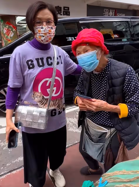 汪明荃幫助拾荒老人，80歲老奶奶感動到鞠躬，這才是好演員的榜樣