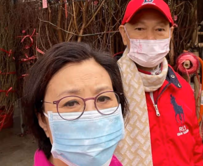 汪明荃幫助拾荒老人，80歲老奶奶感動到鞠躬，這才是好演員的榜樣