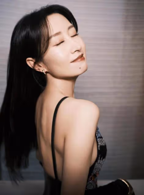 46歲劉敏濤被曝戀情後首更動態 優雅嫵媚又撩人