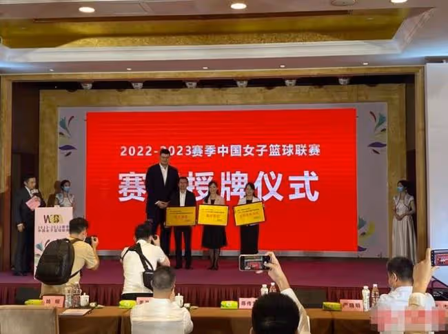 姚明在奢華酒店滿臉不悅 無視路人圍堵坐豪車離開