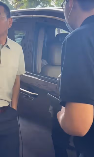 姚明在奢華酒店滿臉不悅 無視路人圍堵坐豪車離開