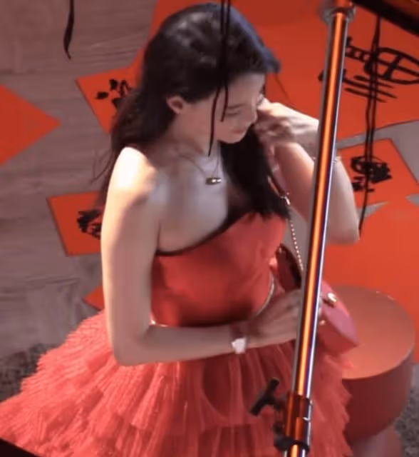 舒淇穿抹胸紅裙拍廣告 珠圓玉潤女人味十足