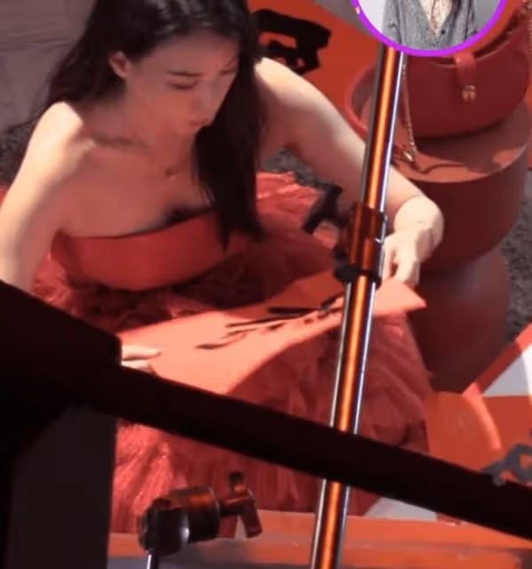 舒淇穿抹胸紅裙拍廣告 珠圓玉潤女人味十足