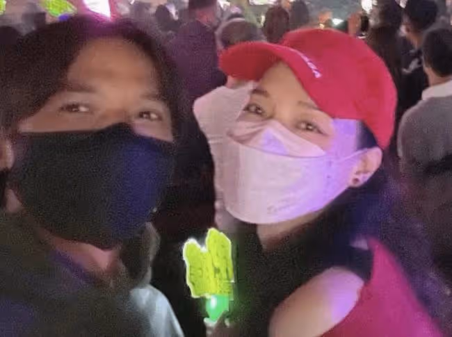 舒淇穿抹胸紅裙拍廣告 珠圓玉潤女人味十足