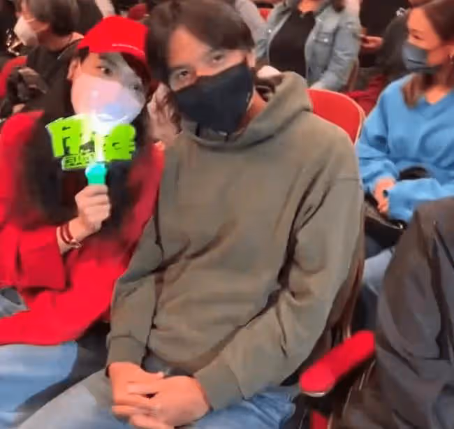 舒淇穿抹胸紅裙拍廣告 珠圓玉潤女人味十足