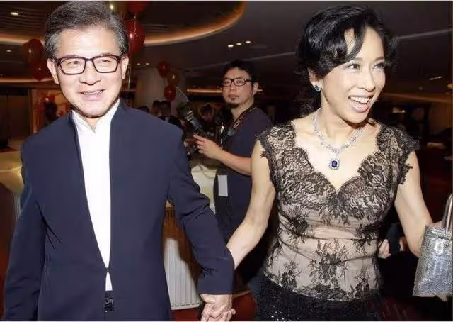 32位港姐齊聚 朱玲玲戴價值千萬翡翠