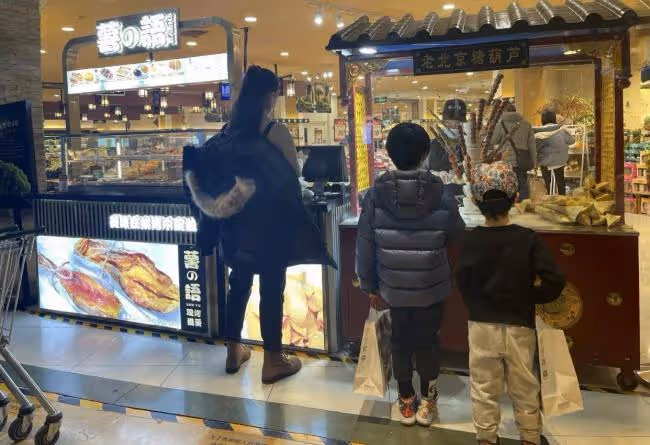靳東老婆曬照為兒子慶生 兩兄弟和爸爸好相似