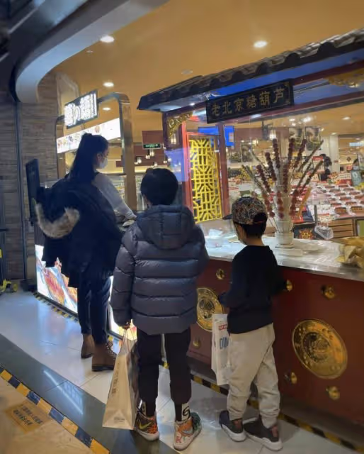 靳東老婆曬照為兒子慶生 兩兄弟和爸爸好相似
