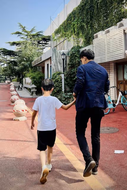 靳東老婆曬照為兒子慶生 兩兄弟和爸爸好相似