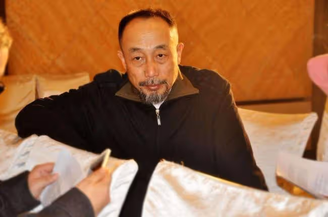 62歲呂麗萍家中宴請賓客,豪宅奢華自帶影院