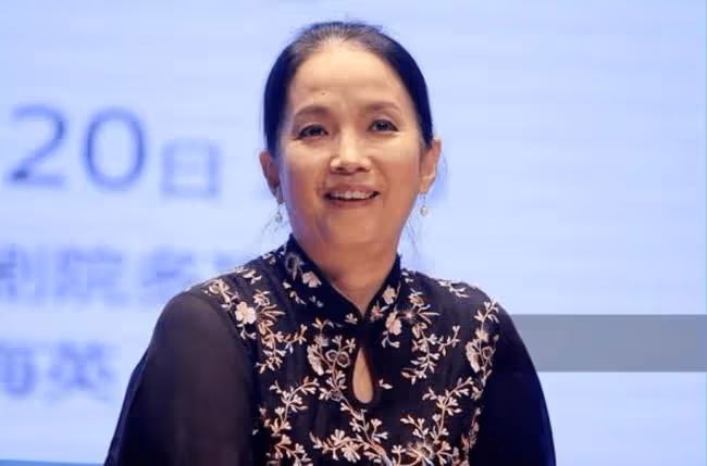 62歲呂麗萍家中宴請賓客,豪宅奢華自帶影院