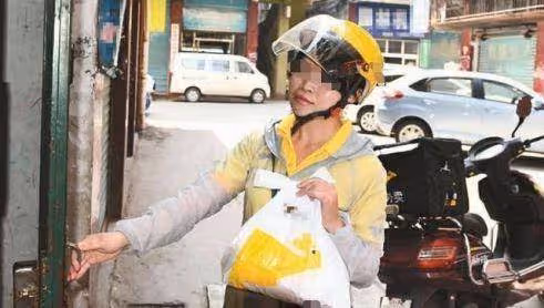 女大生假期兼職,去酒店送外送,不小心撞壞裝飾,被索賠50萬,誰知經理出來一看,直接笑了