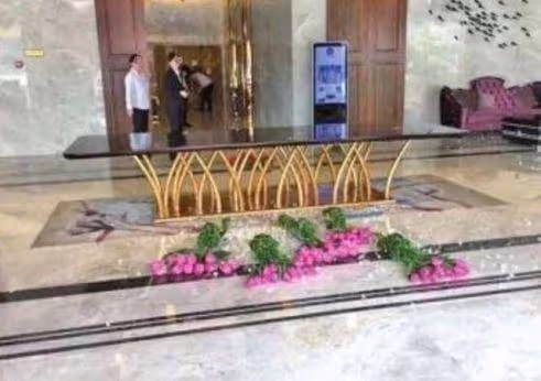 女大生假期兼職,去酒店送外送,不小心撞壞裝飾,被索賠50萬,誰知經理出來一看,直接笑了