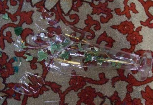 女大生假期兼職,去酒店送外送,不小心撞壞裝飾,被索賠50萬,誰知經理出來一看,直接笑了