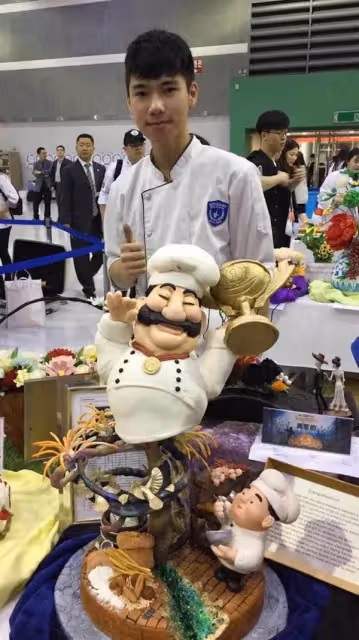 台灣之光!閱讀障礙少年「愛上做翻糖每天睡3小時」 台灣味神作「奪翻糖蛋糕國際金牌」錄取清大,網贊:追求夢想真的很感動