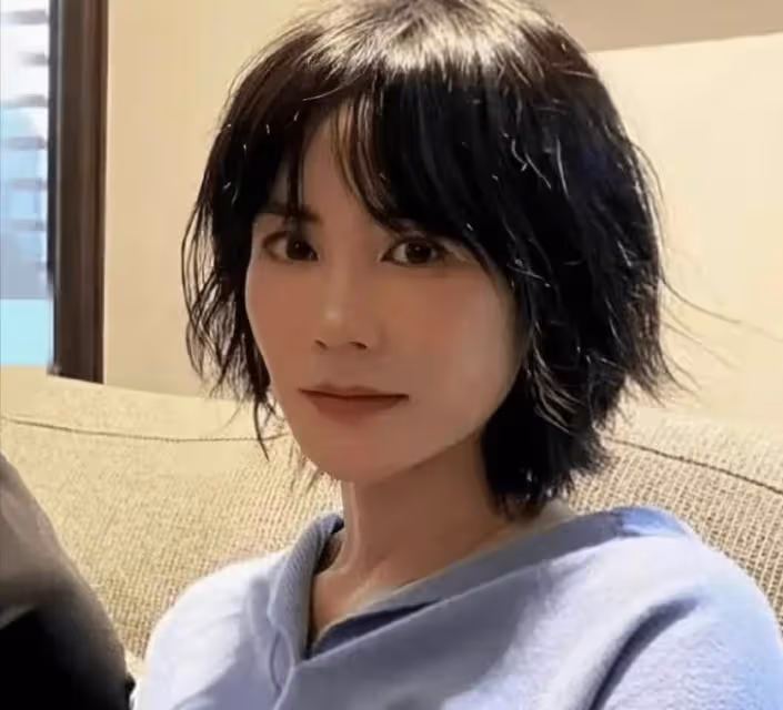 王菲近照罕曝光,和壯碩男子沙發合影,53歲換髮型皮膚白嫩如少女,網友紛紛誇讚:看起來才20歲