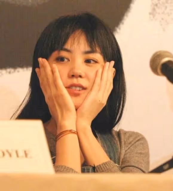王菲近照罕曝光，和壯碩男子沙發合影，53歲換髮型皮膚白嫩如少女，網友紛紛誇讚：看起來才20歲