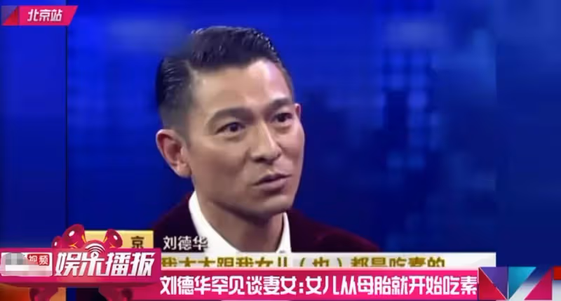 王菲近照罕曝光，和壯碩男子沙發合影，53歲換髮型皮膚白嫩如少女，網友紛紛誇讚：看起來才20歲