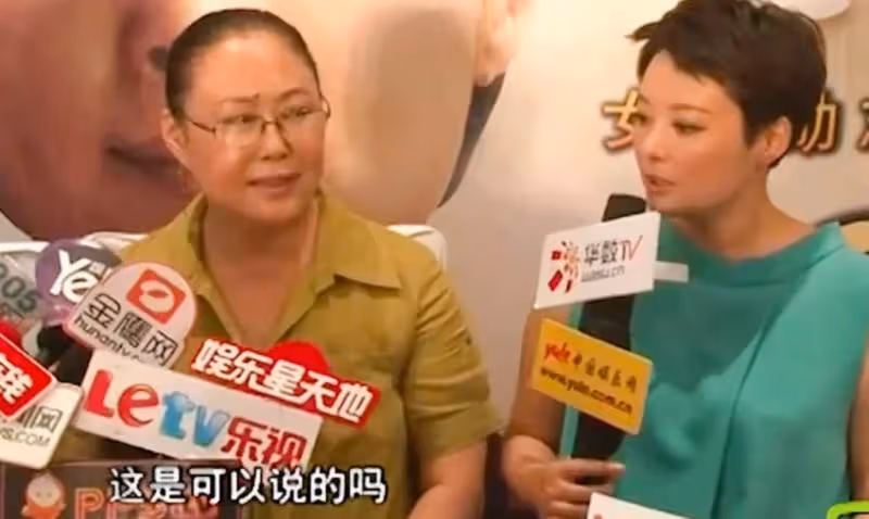 王菲近照罕曝光，和壯碩男子沙發合影，53歲換髮型皮膚白嫩如少女，網友紛紛誇讚：看起來才20歲