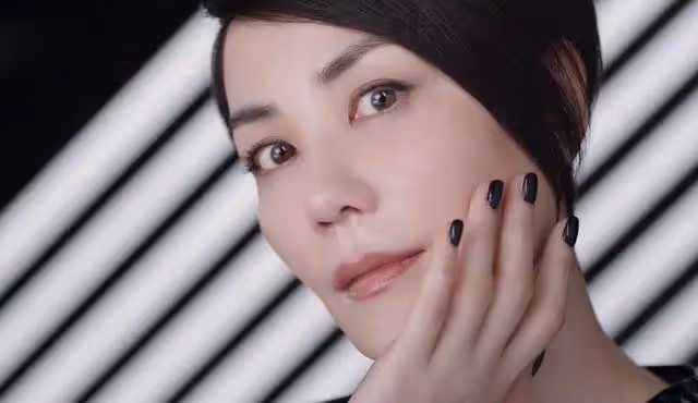 王菲近照罕曝光，和壯碩男子沙發合影，53歲換髮型皮膚白嫩如少女，網友紛紛誇讚：看起來才20歲